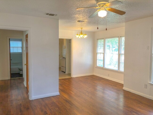 Building Photo - Available February | Charming 2 BD 1 BA Home - Cleburne