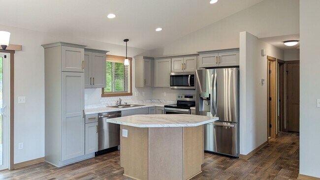 Building Photo - 4 bedroom, 3 bathroom Home