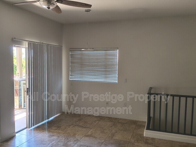 Building Photo - 815 E Rose Ln