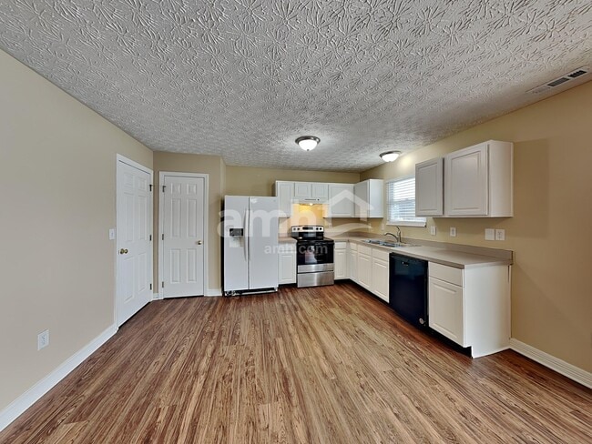 Building Photo - 82 Richard Ave