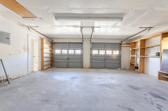 Building Photo - 875 Plainview Dr