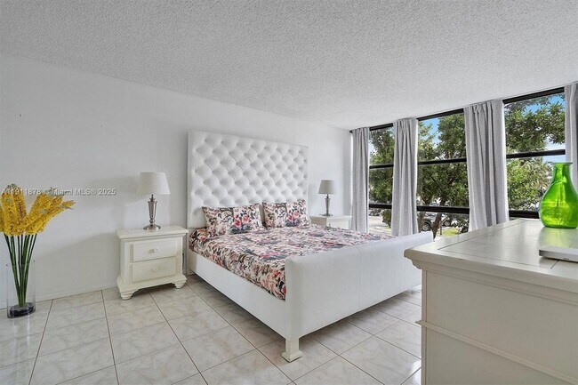 Building Photo - 1000 Parkview Dr