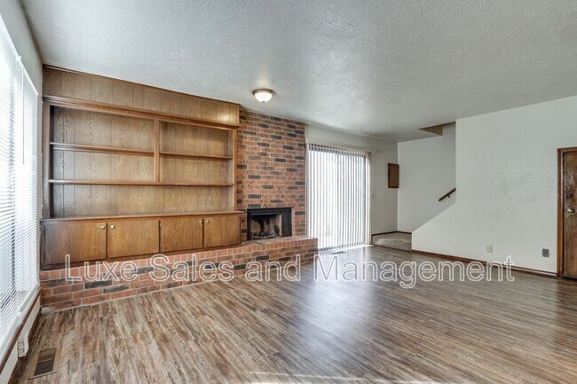 Building Photo - 6004 Paramount Dr