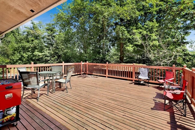 Building Photo - Preleasing Now! Available early August! 7 Bed, 2.5 Bath House!