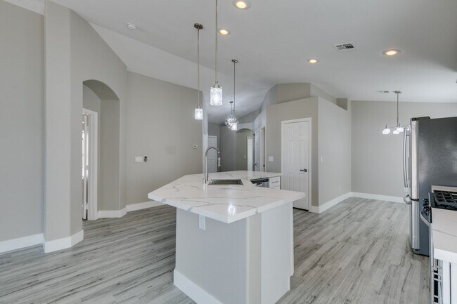 Building Photo - Completely upgraded 3 bedroom home in Macd...