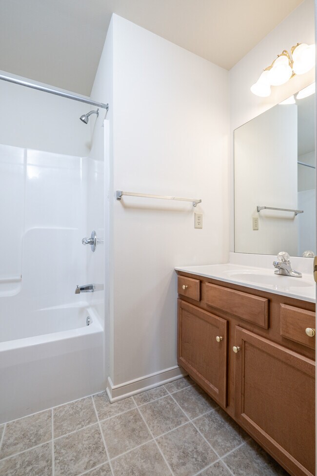 Building Photo - 421 Talon Dr