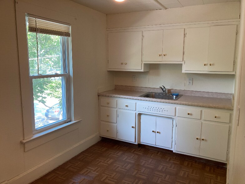 Building Photo - 623 Main St