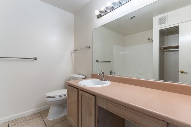 Building Photo - Two Bedroom Downstairs Condo