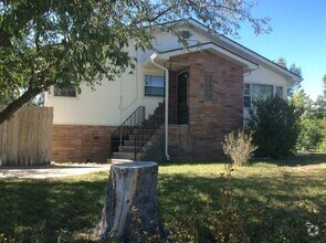 Building Photo - 4 BEDROOM 2 BATHROOM SINGLE FAMILY HOME