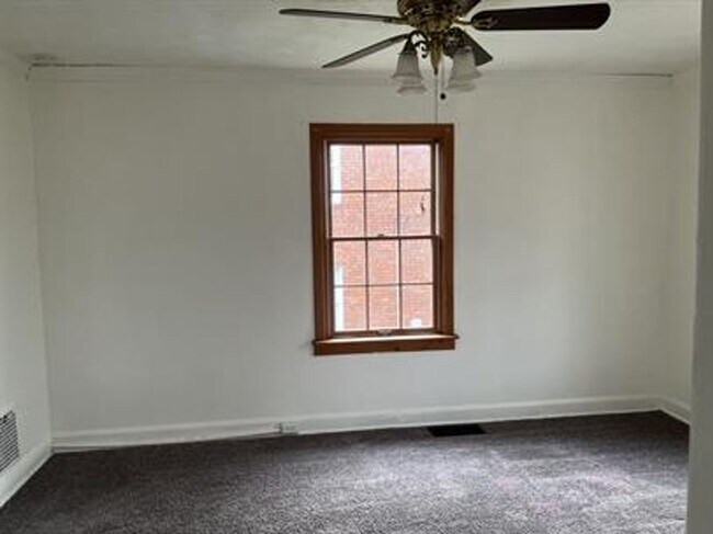 Building Photo - 832 Vankirk St