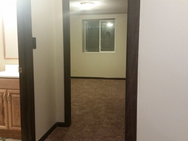 Building Photo - HUGE 4 bedroom 3 bath house for rent