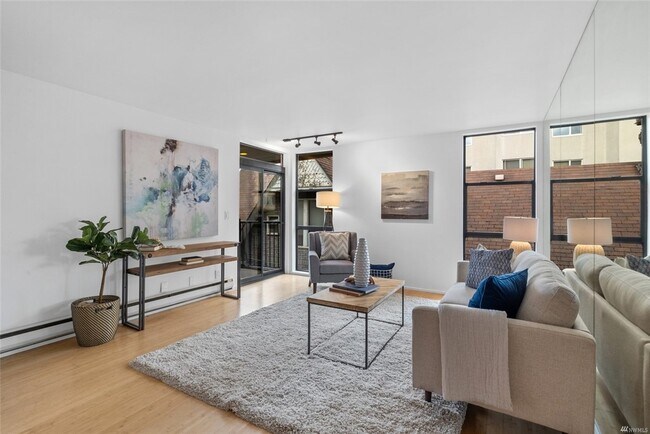 Floor to ceiling windows - 730 Bellevue Ave E