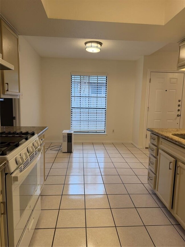 Building Photo - 615 Luther Dr