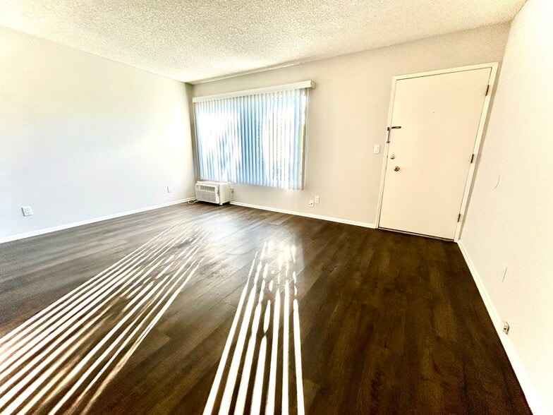 Building Photo - 14033 Burbank Blvd