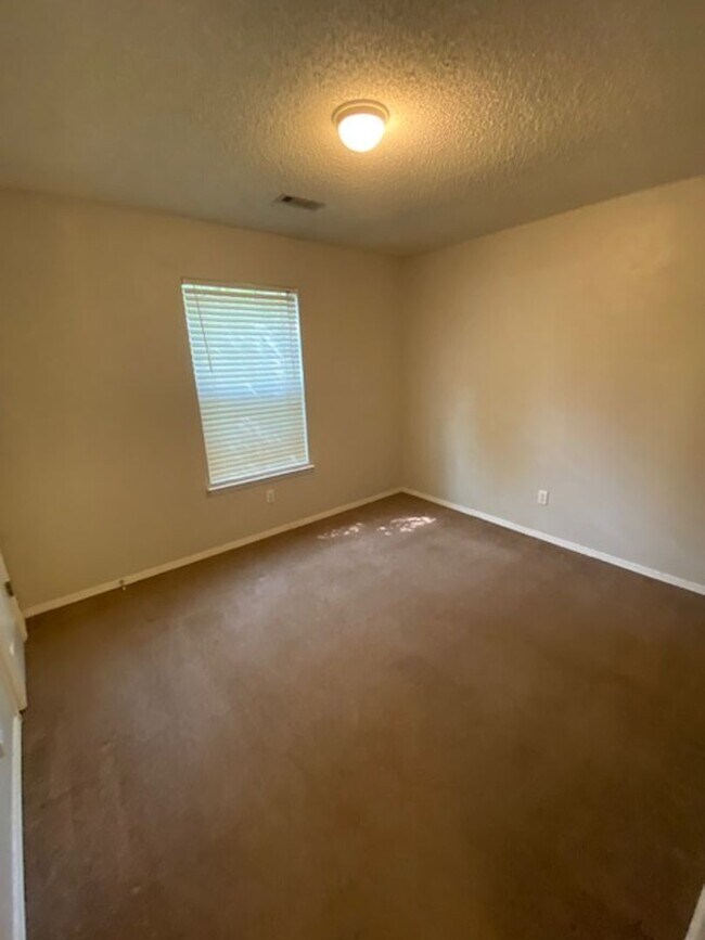 Building Photo - Cute 3 bedroom home in west Fayetteville