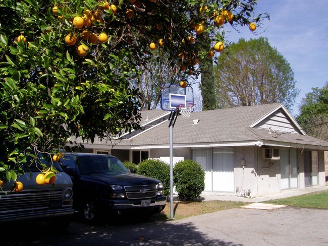 Building Photo - 10854 Reseda Blvd
