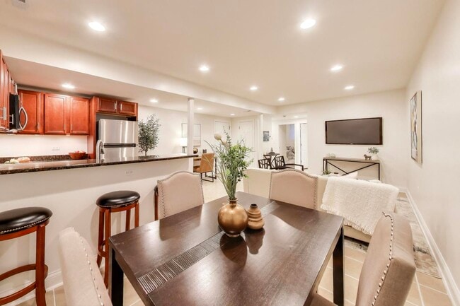 Building Photo - 6170 N Winchester Ave