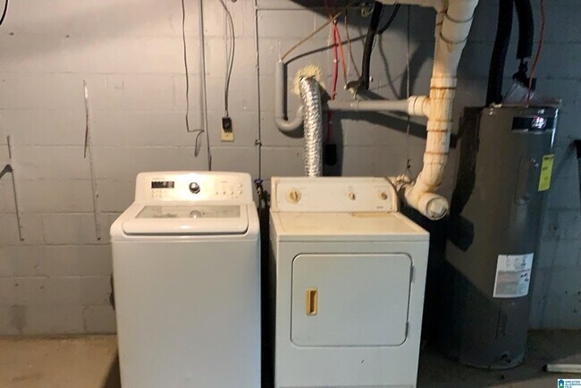 Building Photo - 1213 Oakwood St