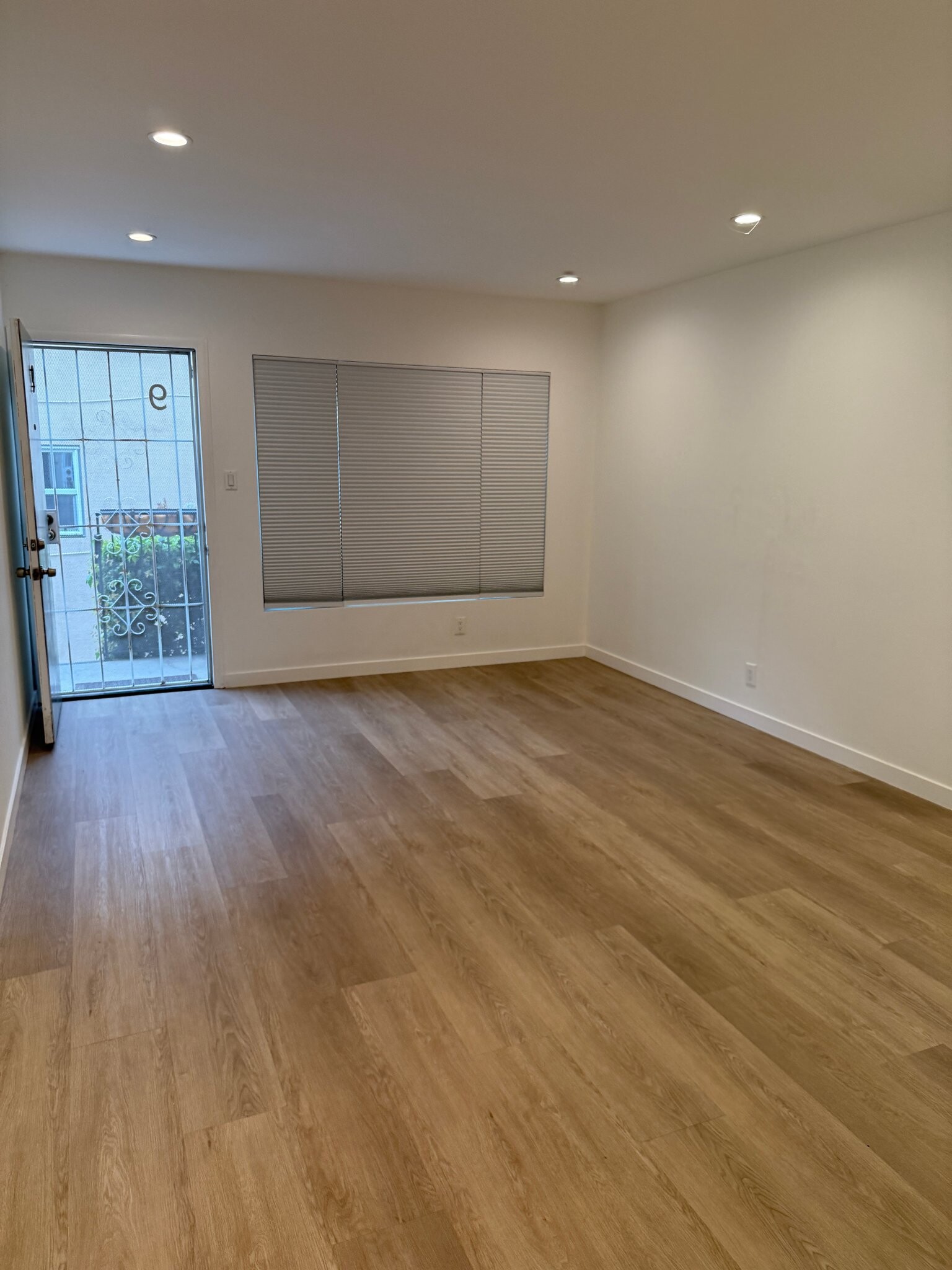 Building Photo - 2140 Beachwood Dr