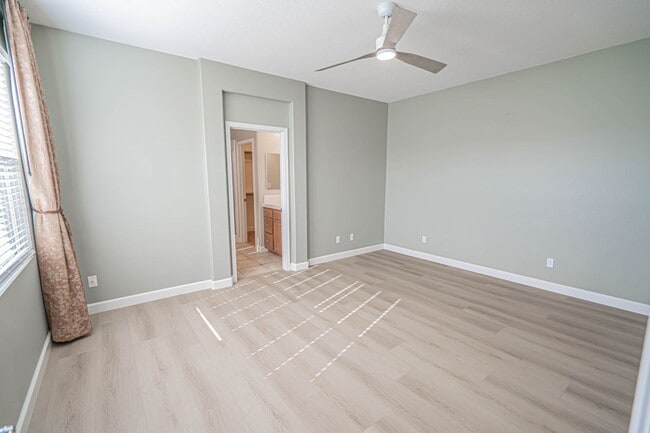 Building Photo - Spacious 4-Bedroom Townhome with Downstairs Bed/Bath in Creekside!