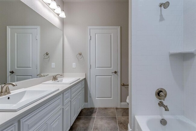 Building Photo - 3323 Royal Ridge Dr