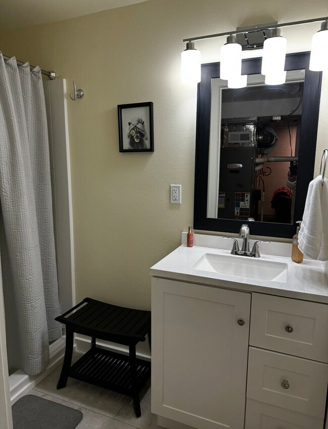 Building Photo - 1005 NE Duncan Ln