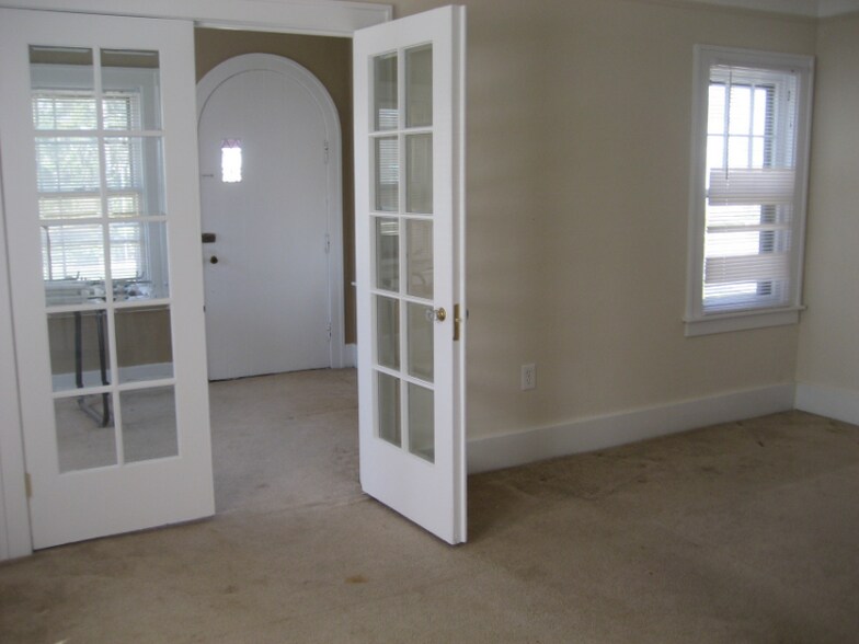 Building Photo - 529 Knowles St