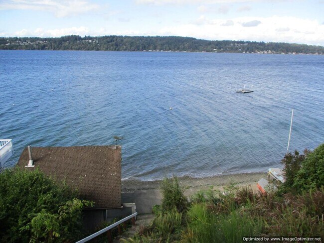 Building Photo - Charming Partially Furnished Waterfront Home in Gig Harbor