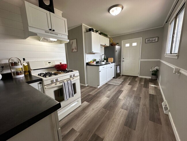 Building Photo - Spacious 2 bed, 1 bath home for rent in NE Waterloo available IMMEDIATELY .