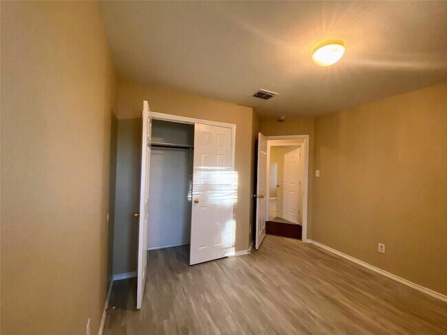 Building Photo - 1003 Sipapu Ct