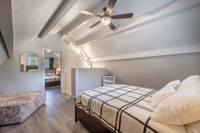 Building Photo - 2 BR w/ Loft