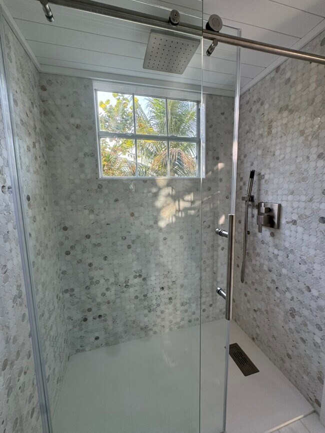 Building Photo - 2732 Weeks Ave