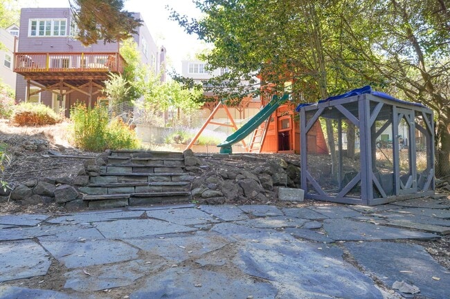 Building Photo - Stunning 4 Bedroom Home In Sought After Pi...