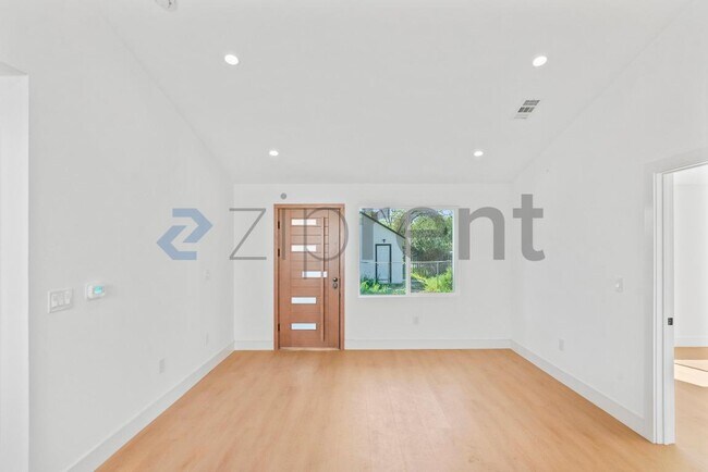 Building Photo - Unit 2