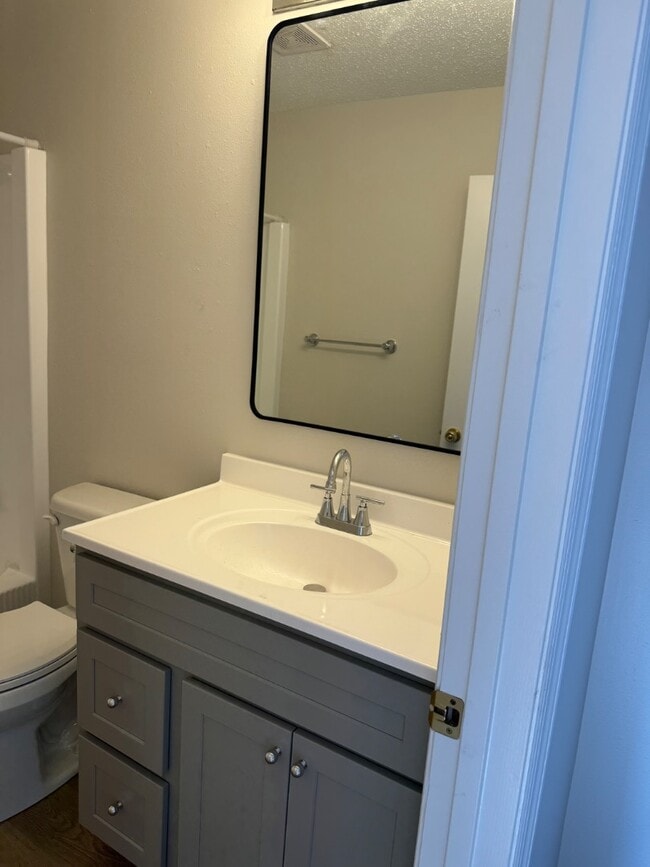 Building Photo - 185 Parkview Dr