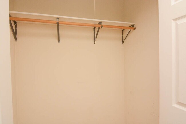 Building Photo - 824 W Waveland Ave