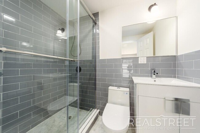 Building Photo - Rare & Spacious 4 Bed 4 Bath Duplex with P...
