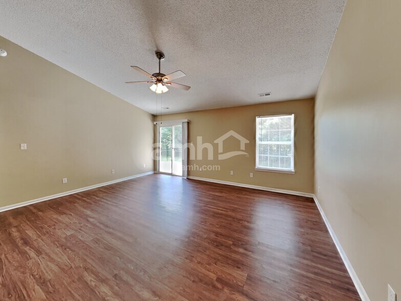 Building Photo - 950 Millbrook Dr