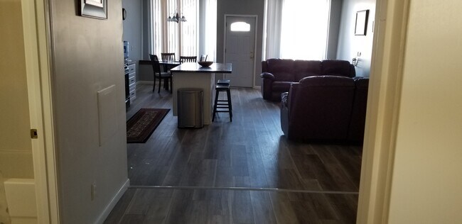 Building Photo - 1402 5th St