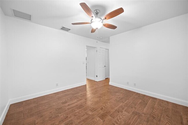 Building Photo - 404 SE 16th St