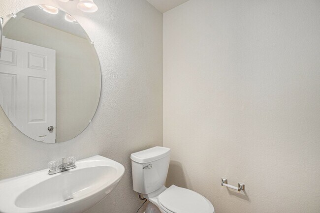 Building Photo - Spacious 3 bedroom in the heart of Castle ...