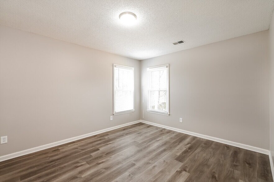 Building Photo - 4220 Pineset Dr