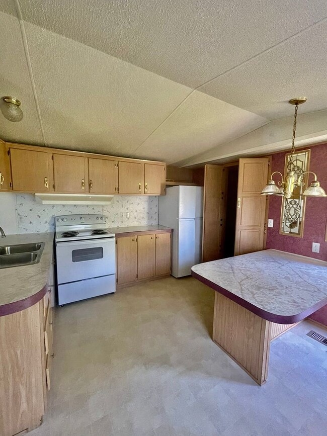 Building Photo - Welcome to this charming 2-bedroom, 2-bath...