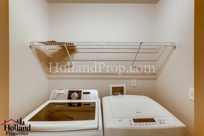 Building Photo - Pet free 3 bedroom Home with natural light...
