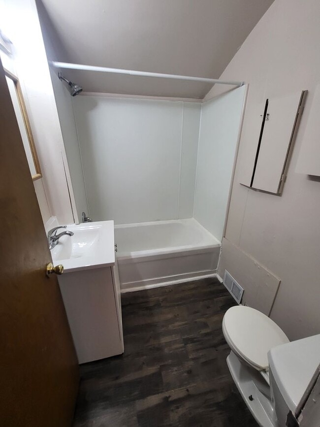 Building Photo - 1192 Maple St