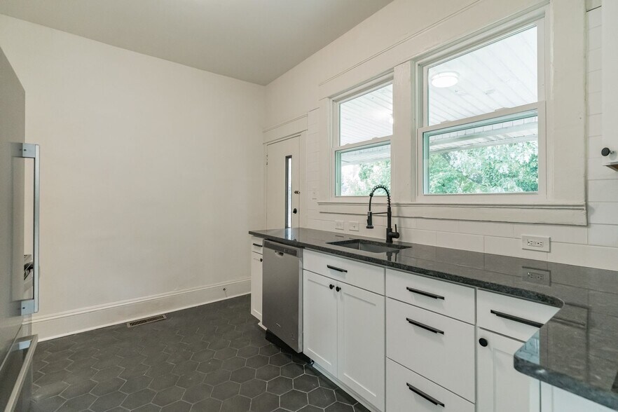 Building Photo - 512 Granville Dr SW