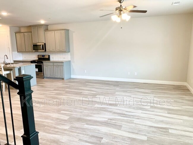 Building Photo - 914 Estelle Dr