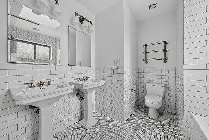 Building Photo - 245 E 44th St