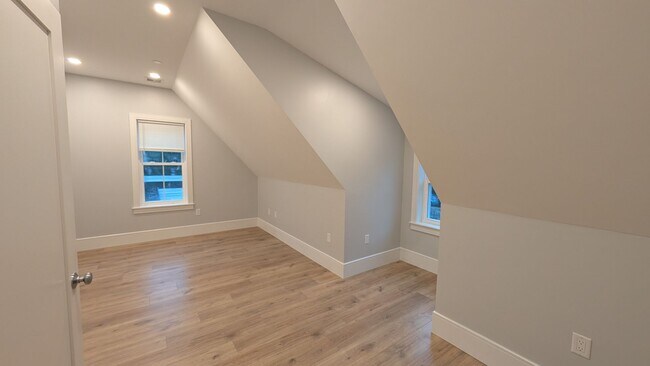 Building Photo - 122 Kenrick St