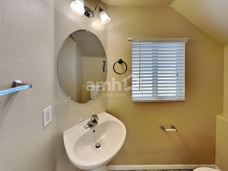 Building Photo - 1752 Quartz Landing Ave